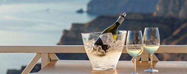 Γιατί οι New York Times προτείνουν να ξεχάσουμε το Bordeaux και να πιάσουμε το ασύρτικο