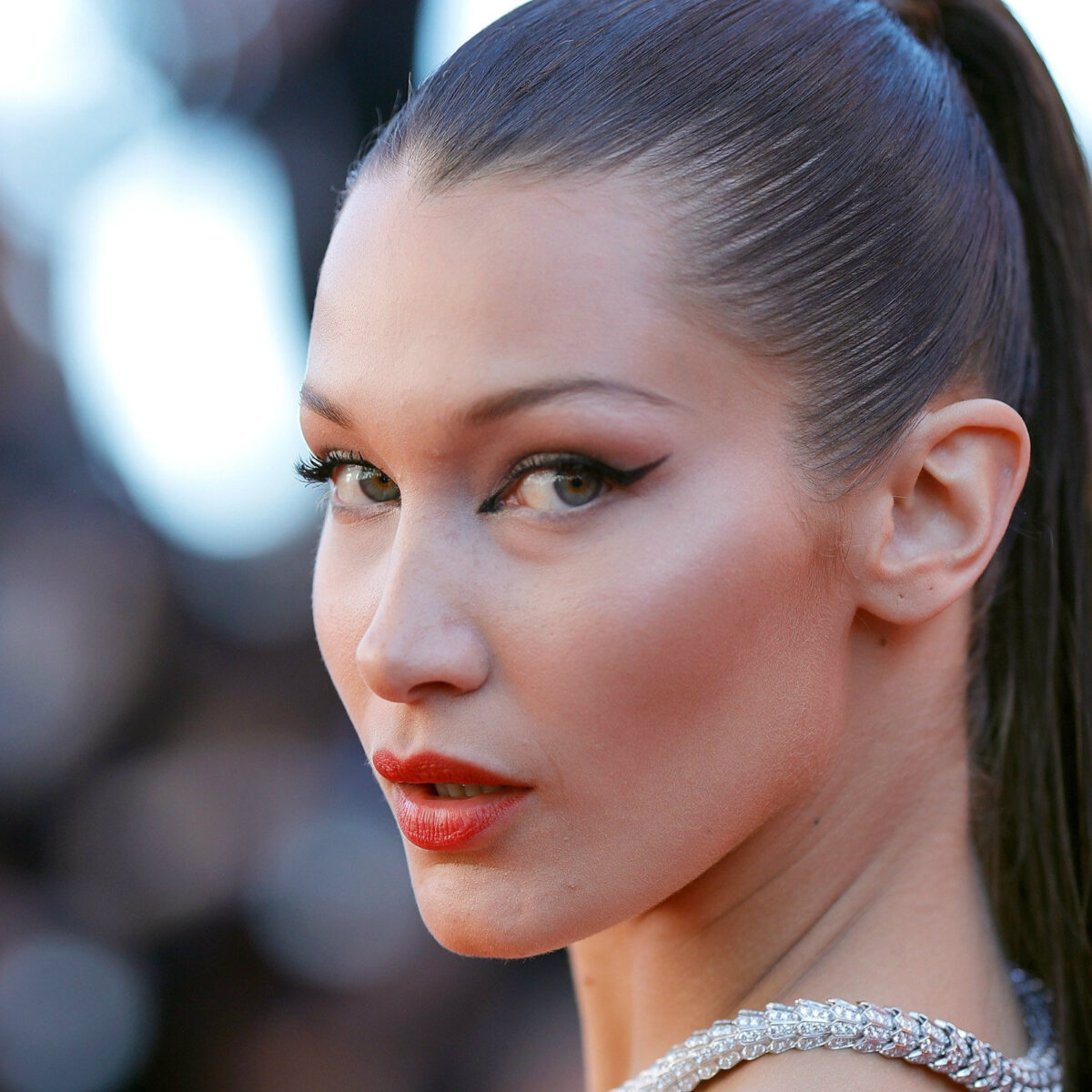 H Bella Hadid με το απόλυτο 90s look