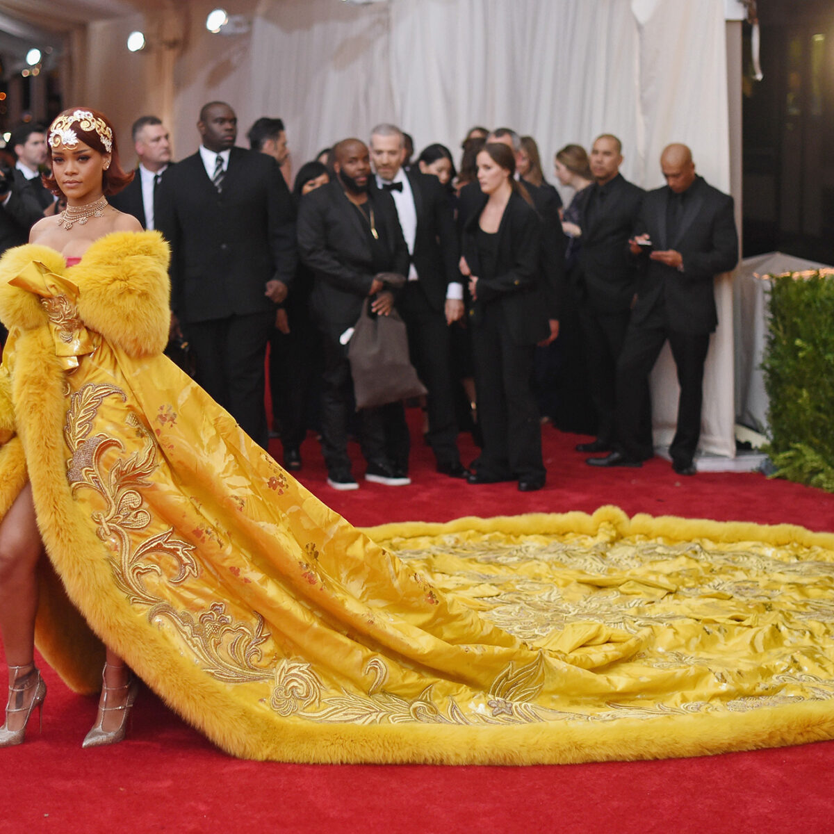 H Rihanna λανσάρει κάλτσες με αφορμή τον Άγιο Βαλεντίνο!