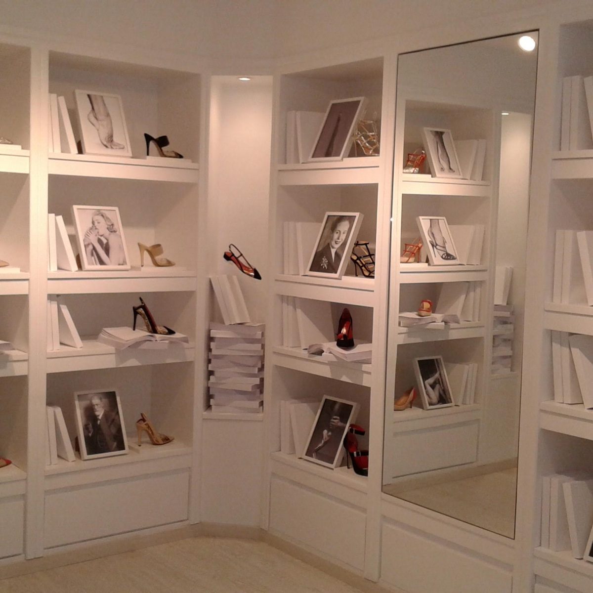 Δείτε πρώτοι sneak peek από το κατάστημα του Έλληνα Μanolo Blahnik στο Κολωνάκι