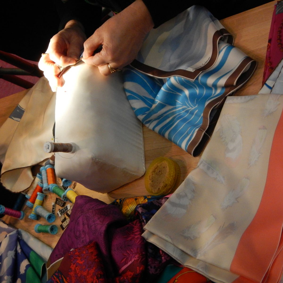 Hermès Hors les Murs: Η έκθεση που μας φέρνει πιο κοντά στους ανθρώπους πίσω από τις δημιουργίες