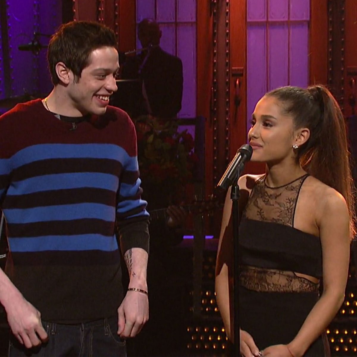 Αυτό κι αν ήταν ξαφνικό: Αρραβωνιάστηκε η Ariana Grande μέσα σε λίγες εβδομάδες γνωριμίας!