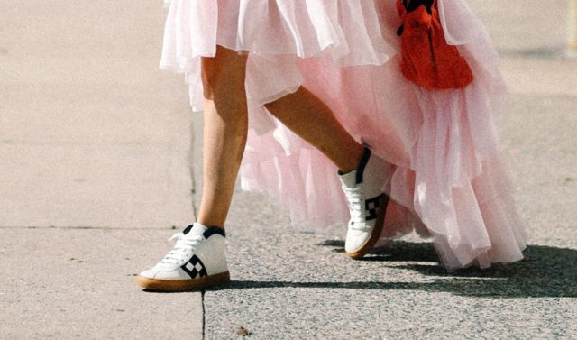 Οι γυναίκες λένε «αντίο» στα τακούνια