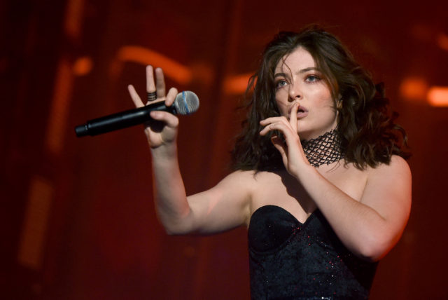 Το φουτουριστικό σύνολο της Lorde του ανερχόμενου brand Sies Marjan