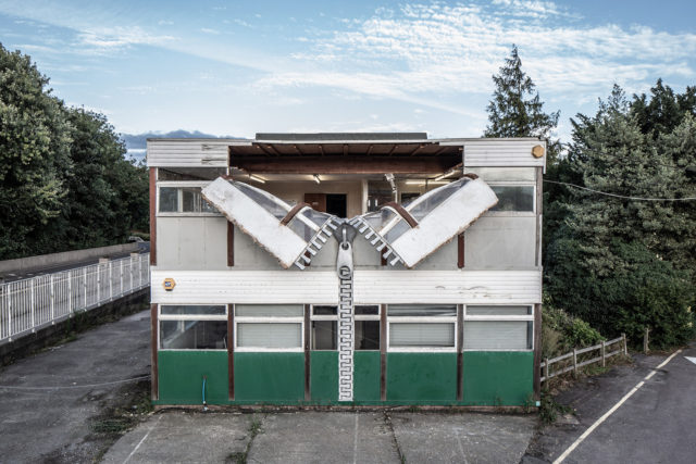 Ο Alex Chinneck μετέτρεψε ένα παλιό κτίριο σε ρετρό πουκάμισο