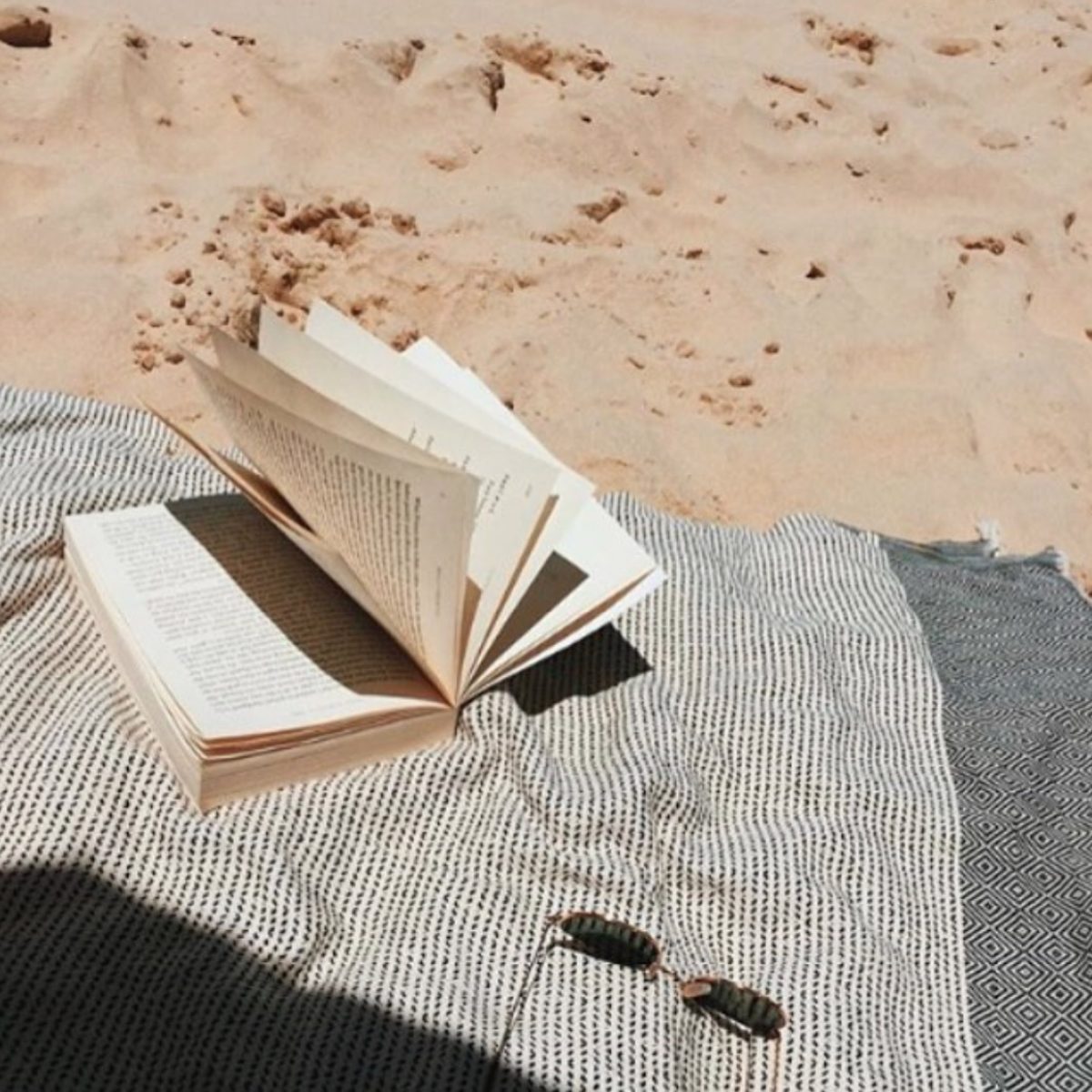 Οι 3 ερωτήσεις που πρέπει να κάνουμε πριν αγοράσουμε το βιβλίο του καλοκαιριού