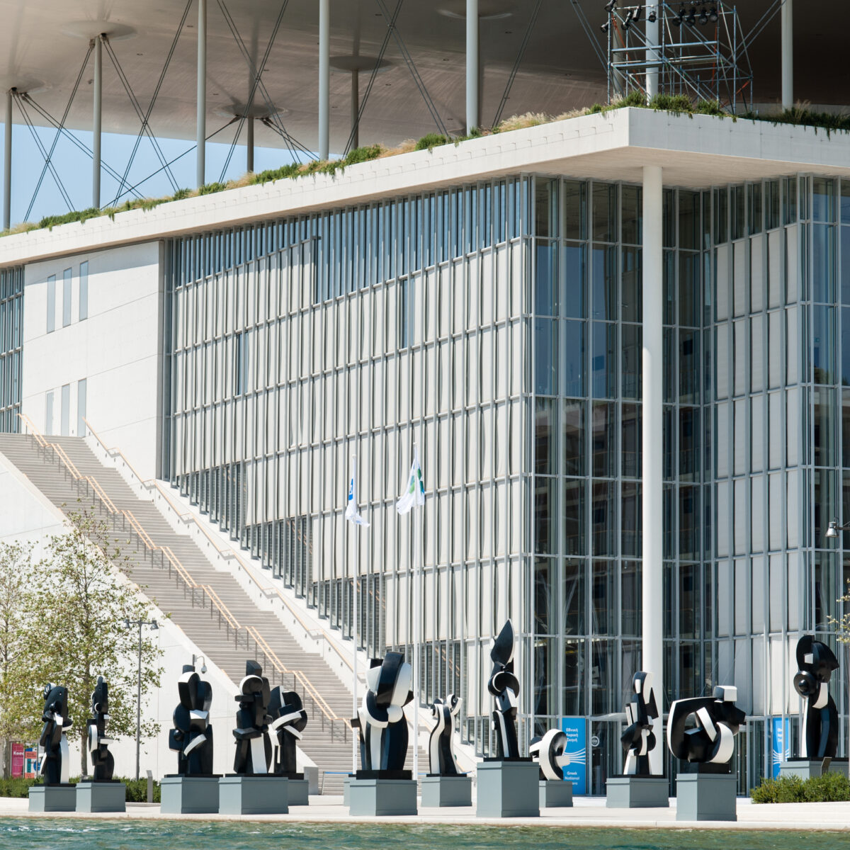 Πρώτες φωτογραφίες από την εντυπωσιακή έκθεση γλυπτών της Σοφίας Βάρη στο ΚΠΙΣΝ