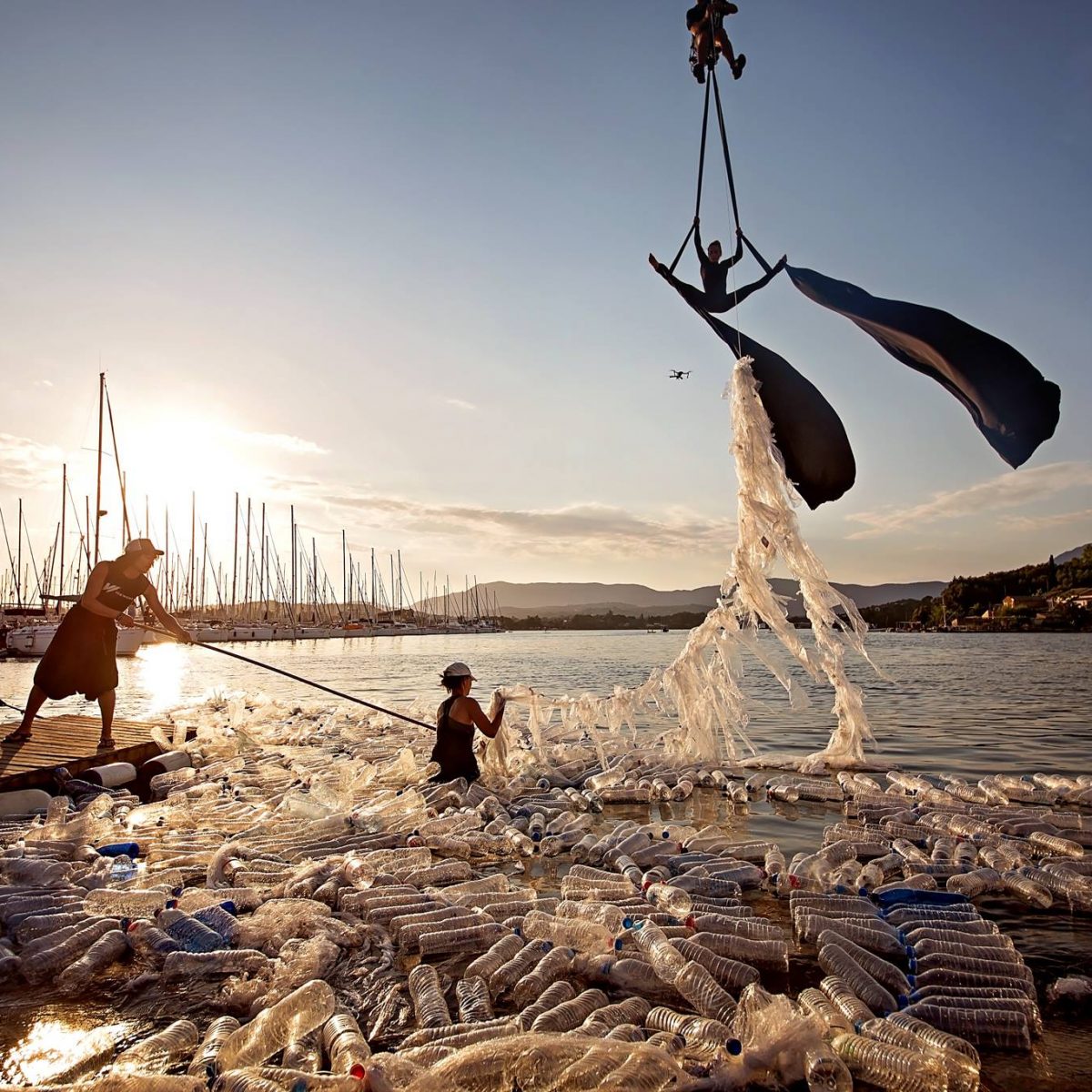 Η Κέρκυρα γεμάτη πλαστικά μπουκάλια μέσα από τον φακό του φωτογράφου Von Wong
