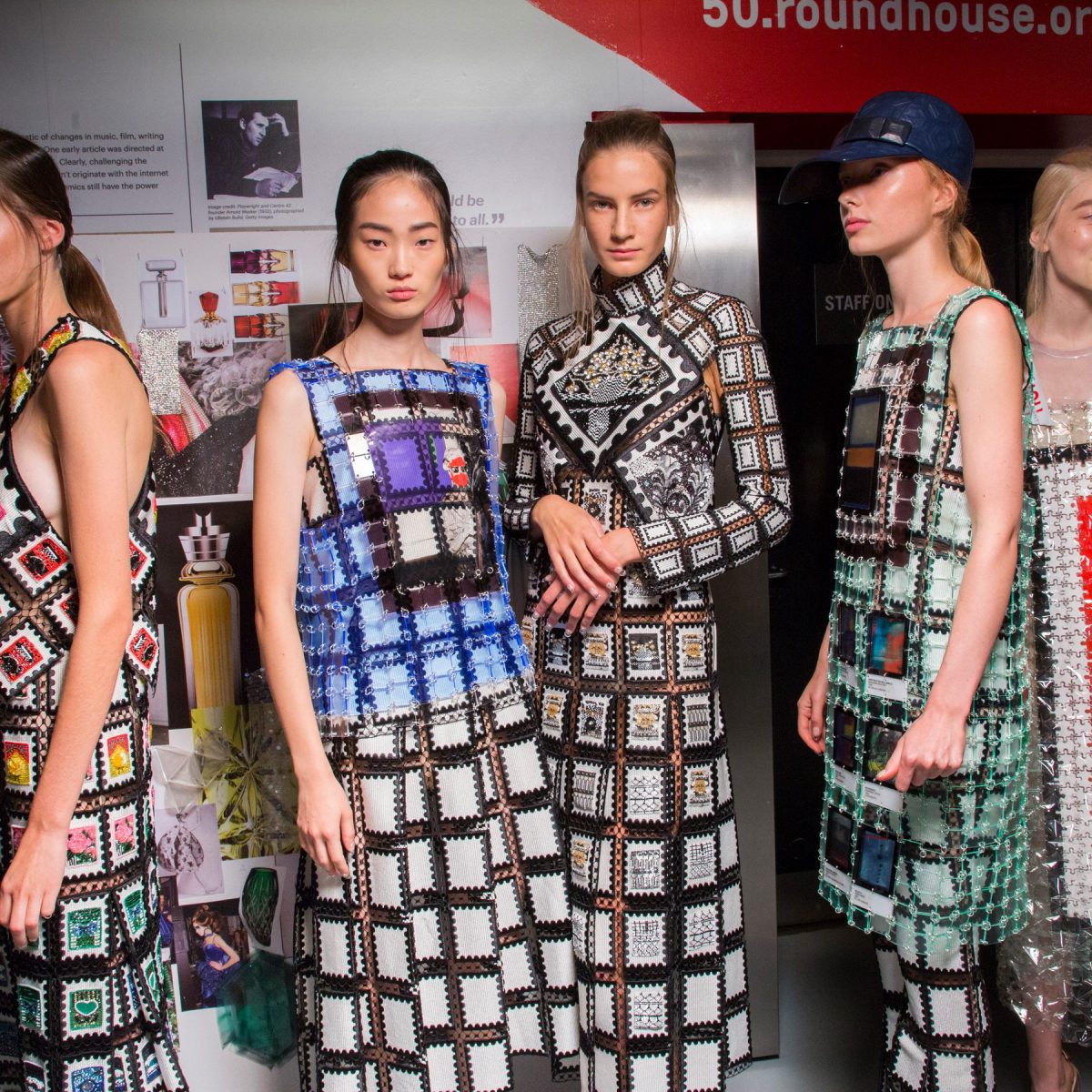 Η Mary Katrantzou γιορτάζει 10 χρόνια με χρώμα και εξηγεί γιατί φορά μόνο μαύρα