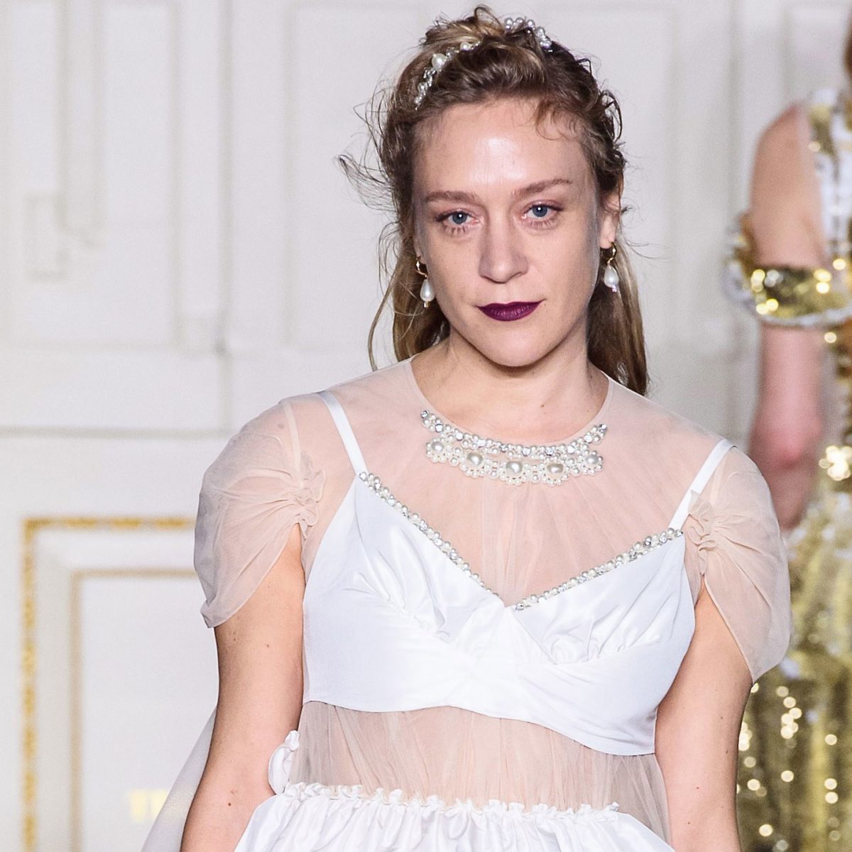 Η εκθαμβωτική Chloë Sevigny πρωταγωνιστεί στην επίδειξη της Simone Rocha