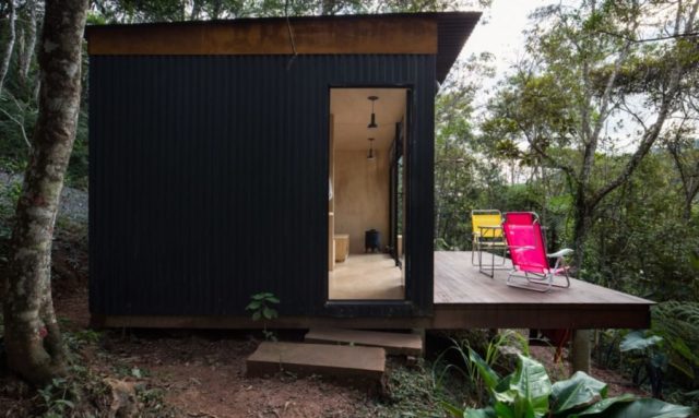 Η μικροσκοπική καμπίνα στη Βραζιλία είναι ένα φωτεινό διαμαντάκι μες το δάσος