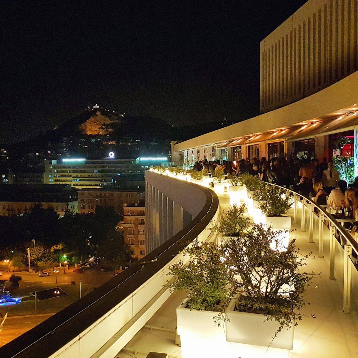 Μία βραδιά με house μουσικές και την καλύτερη θέα της πόλης σε περιμένει αυτό το Σάββατο στο Galaxy Bar του Hilton