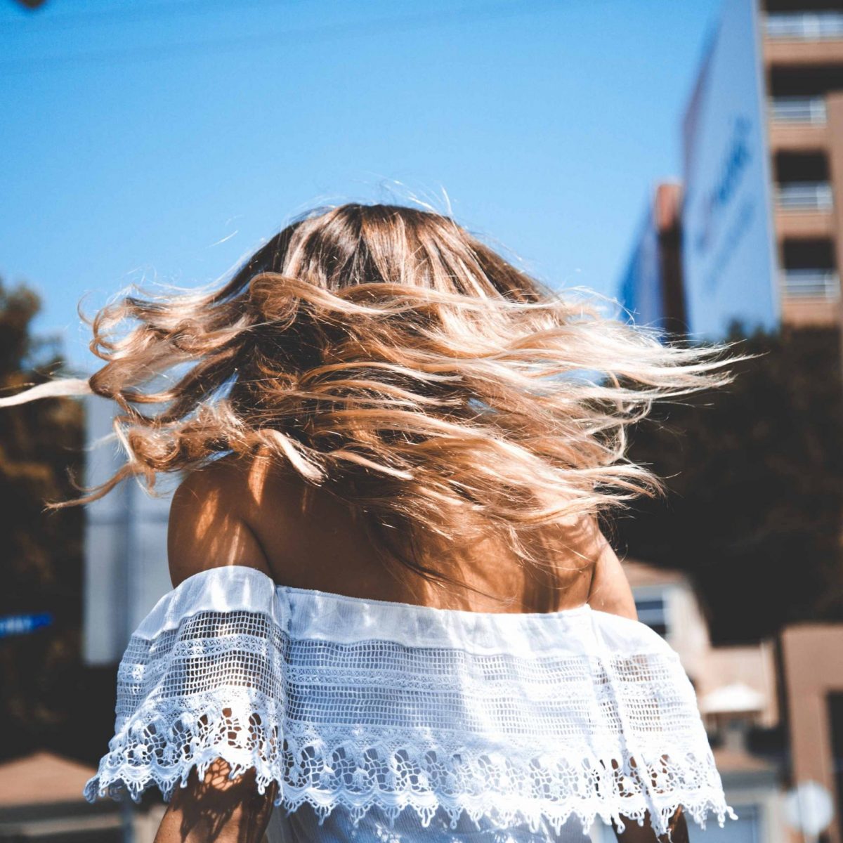 Τα “βαρετά” ρούχα που δεν σταματάμε να φοράμε