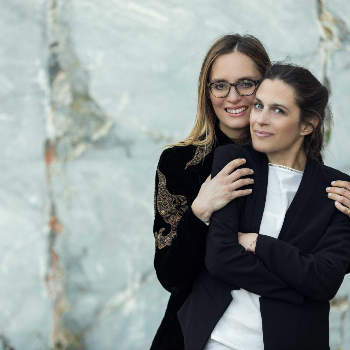 Οι αδερφές Νίκη και Ζωή Μοσκοφόγλου πωλούν τα design items που σχεδιάζουν στο εμβληματικό Le Bon Marché του Παρισιού