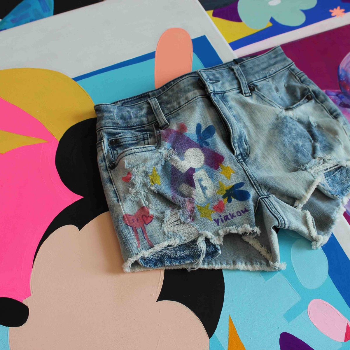 Μάθε πως θα κάνεις δικό σου ένα custom made denim από τον street artist Yiakou σε ένα party γεμάτο χρώμα!