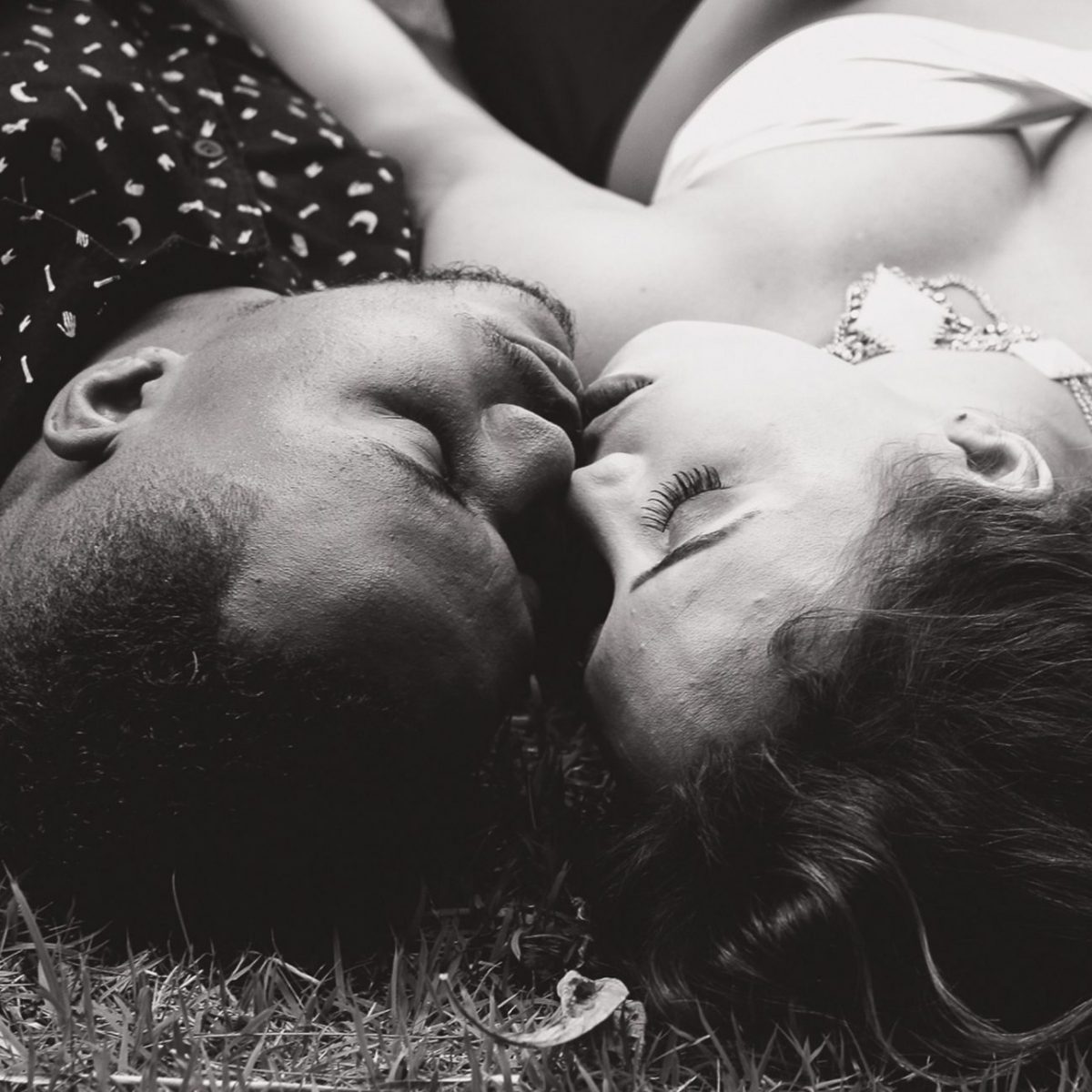 Ζευγάρια φιλιούνται και αγκαλιάζονται τρυφερά σε ένα βίντεο που γιορτάζει τον έρωτα