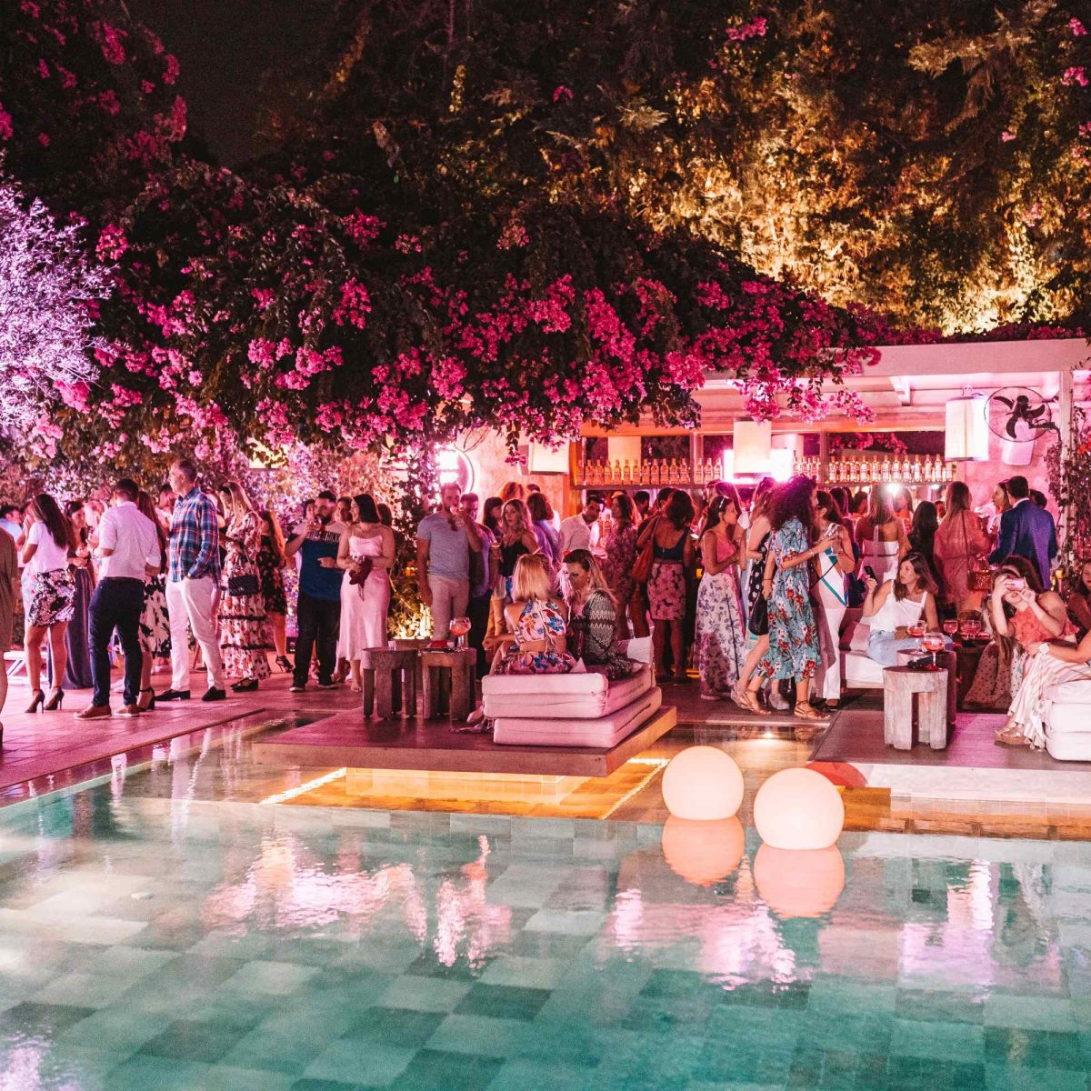 Βρεθήκαμε στο καλύτερο pool party της φετινής σεζόν και όλα ήταν ροζ χάρη στο BEEFEATER PINK!