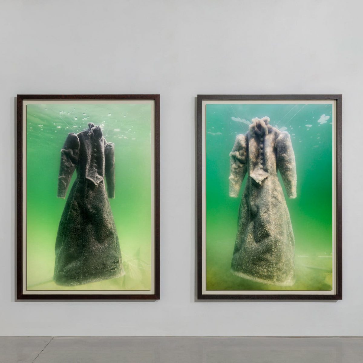 Αυτό το φόρεμα μπήκε στη θάλασσα μαύρο και βγήκε άσπρο!