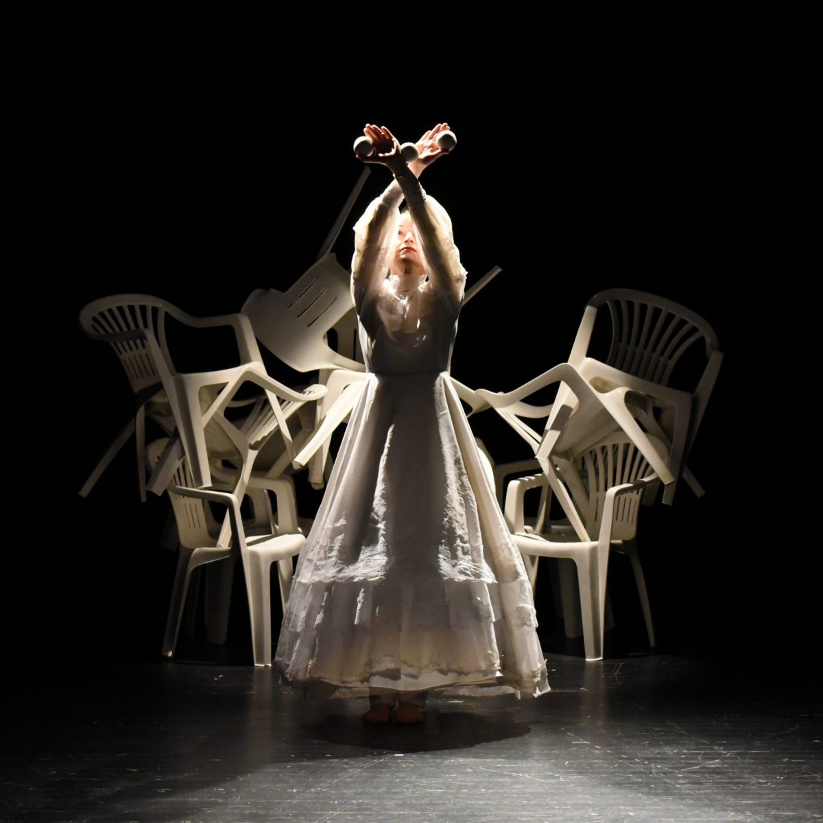 Η βία της καθημερινότητας εμπνέει τη νέα εικαστική performance της november