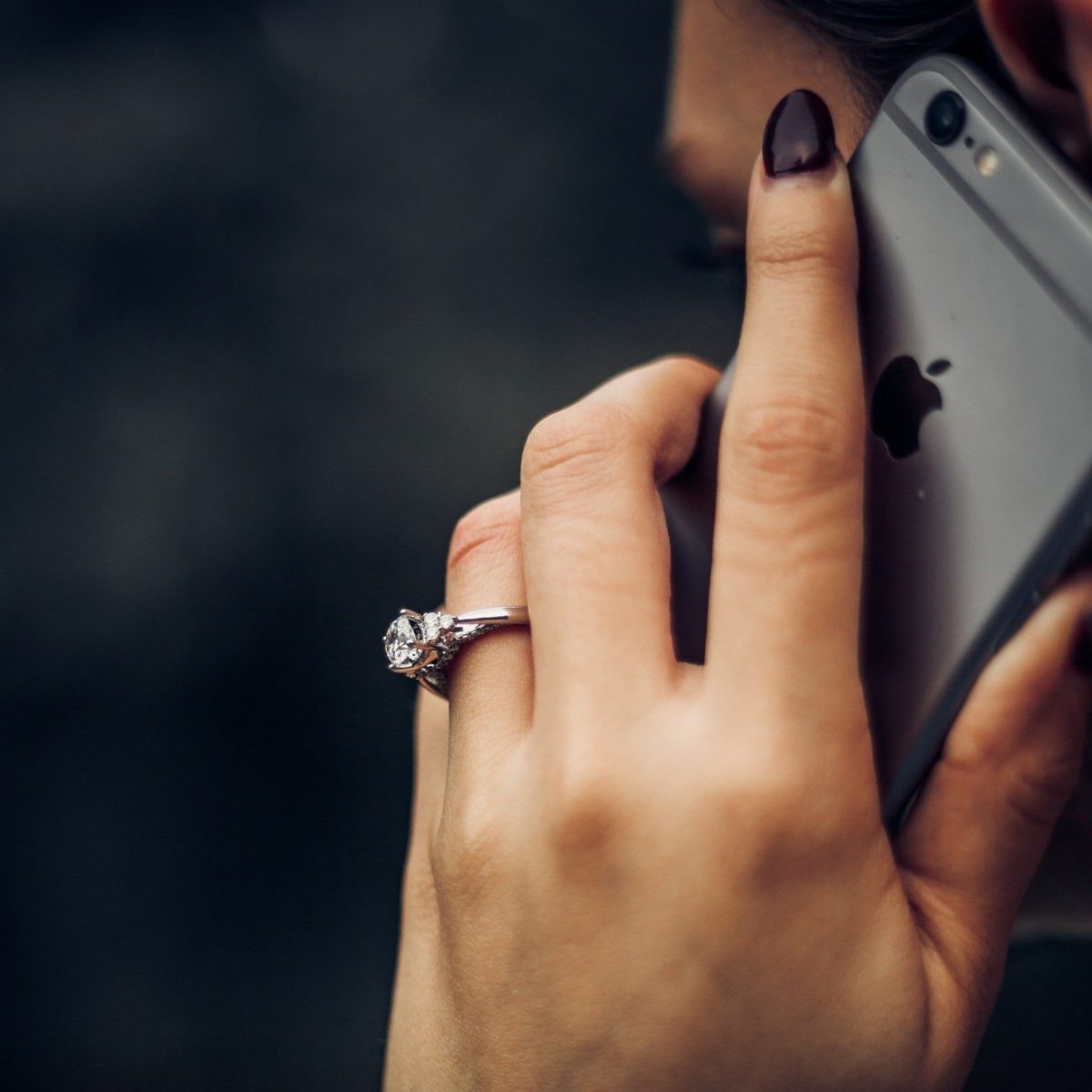 Η Apple δεν αφήνει οι «κακοί» στις ταινίες να χρησιμοποιούν iPhones!