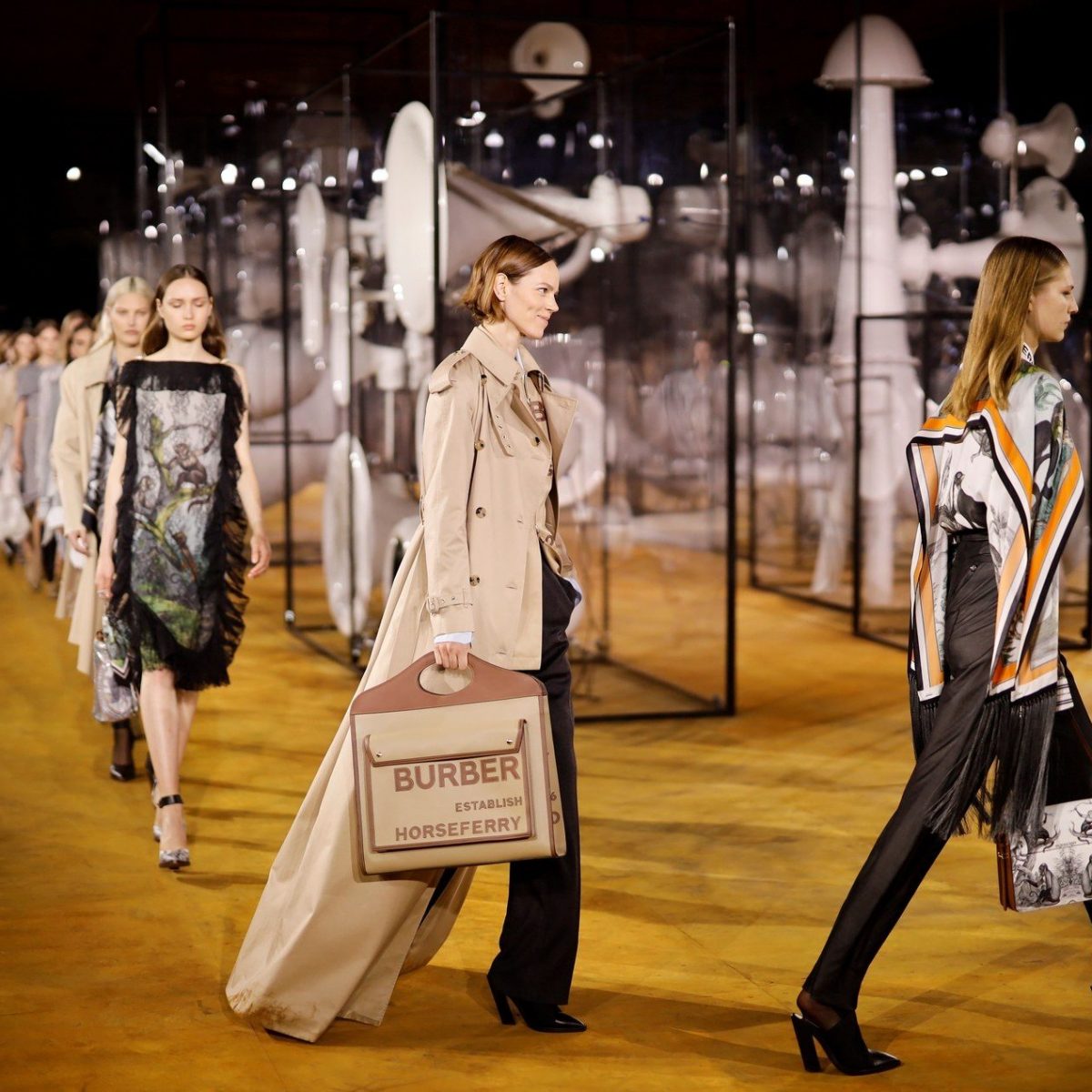 Το υπερθέαμα του Burberry στο Λονδίνο ήταν μια βουτιά σε αναμνήσεις γεμάτες καρό