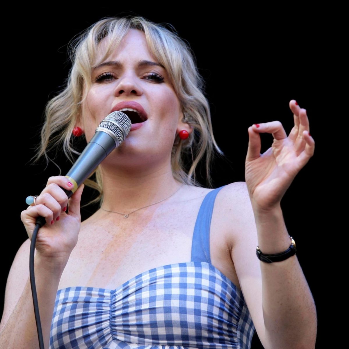 Αυτό είναι το πρώτο τραγούδι της Duffy μετά την αποκάλυψη για τον βιασμό της – και είναι για τον κορονοϊό