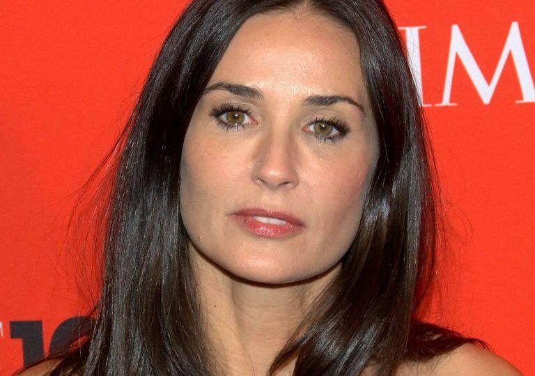 H Demi Moore εξήγησε γιατί μπάνιο της είναι… έτσι
