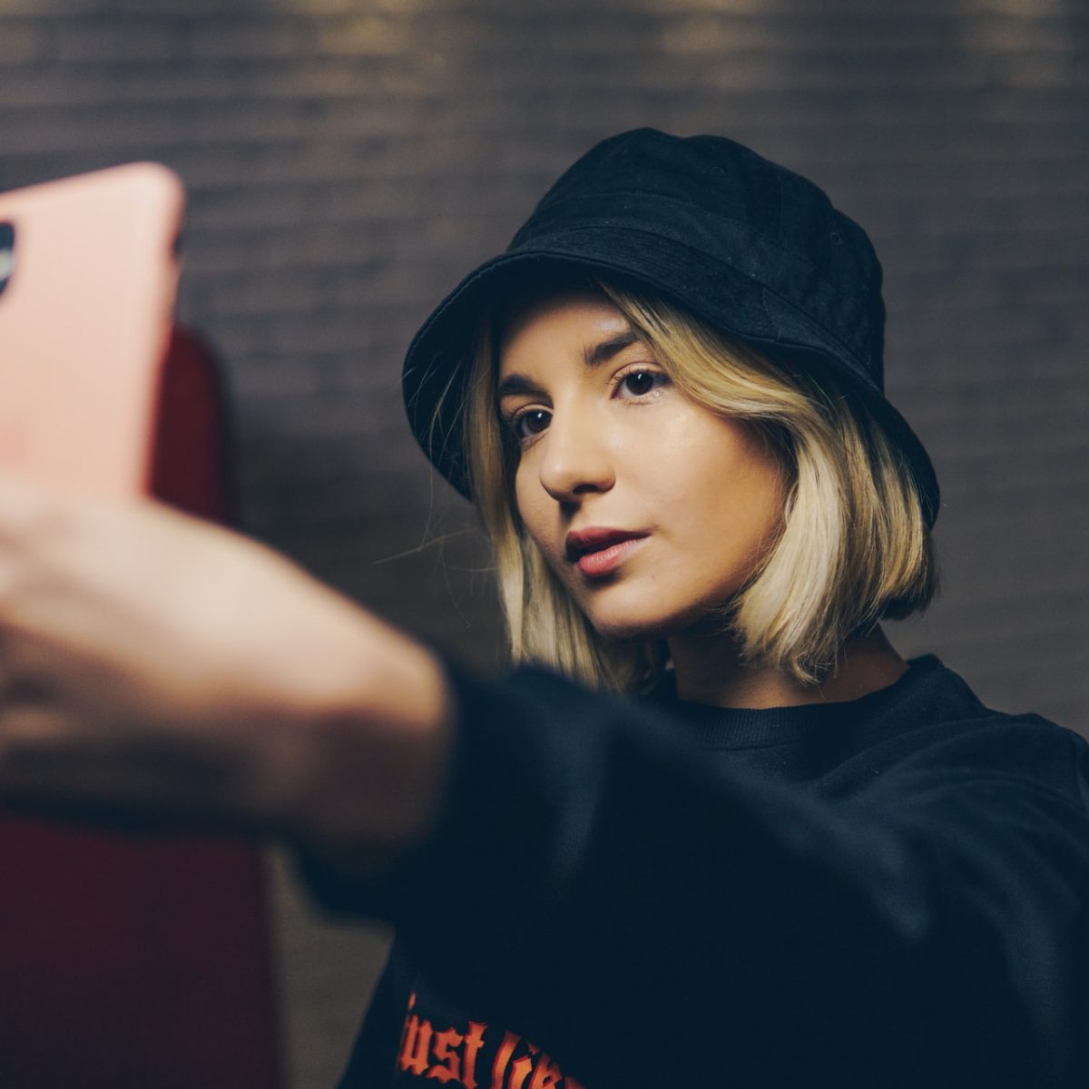 Oι selfies κάνουν καλό στην ψυχολογία σου, λέει νέα έρευνα