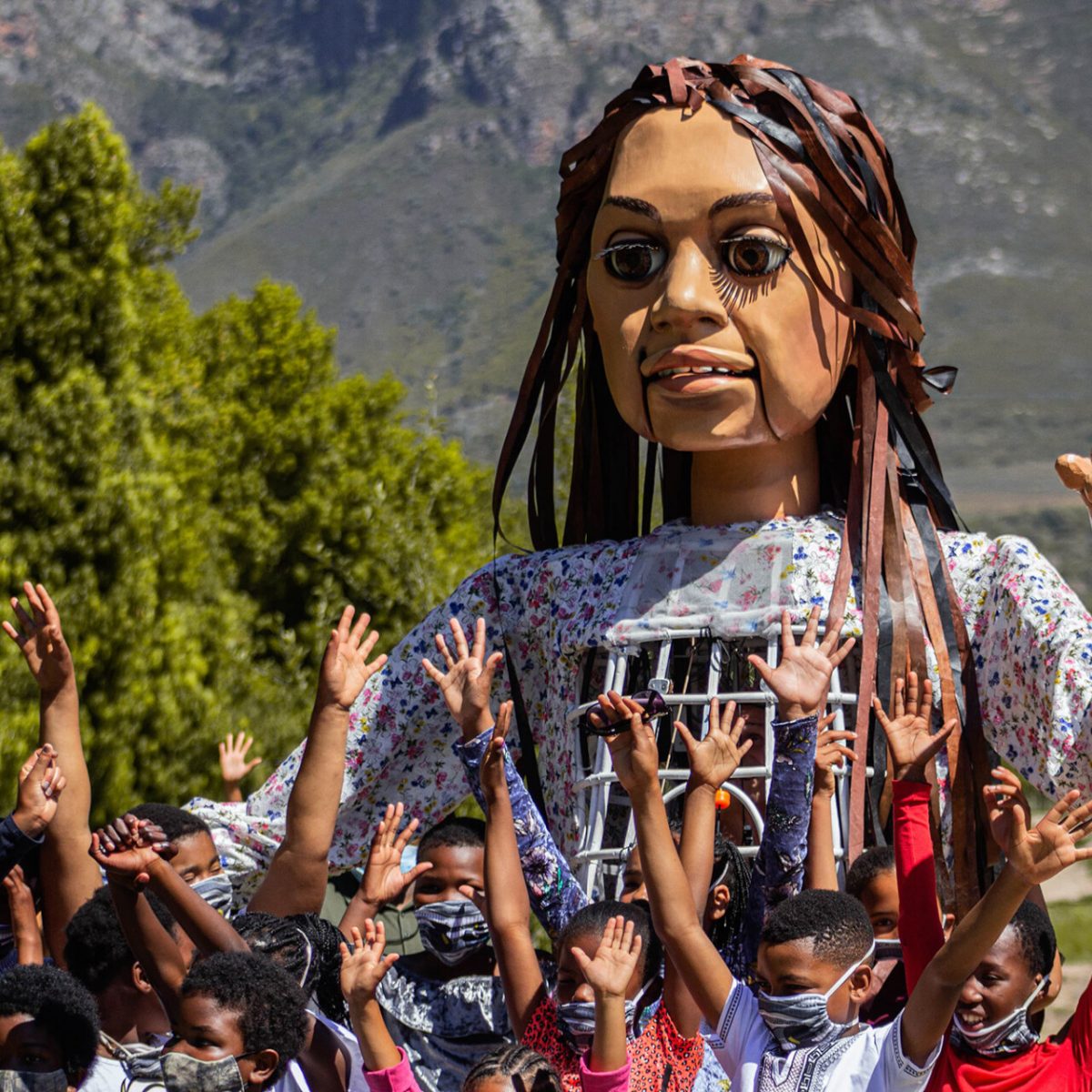 Μια τεράστια κούκλα ταξιδεύει 8.000 χιλιόμετρα για να κινητοποιήσει για την προσφυγική κρίση