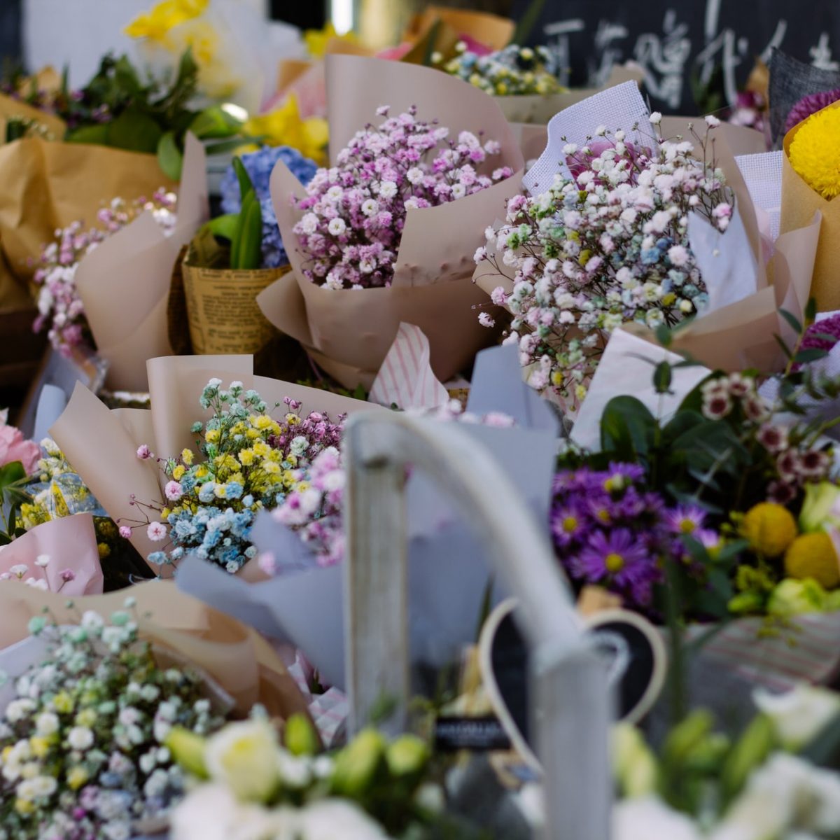 Εργαζόμενοι σε νοσοκομείο βρίσκουν λουλούδια στα αυτοκίνητά τους από ανθοπωλείο κλειστό λόγω lockdown