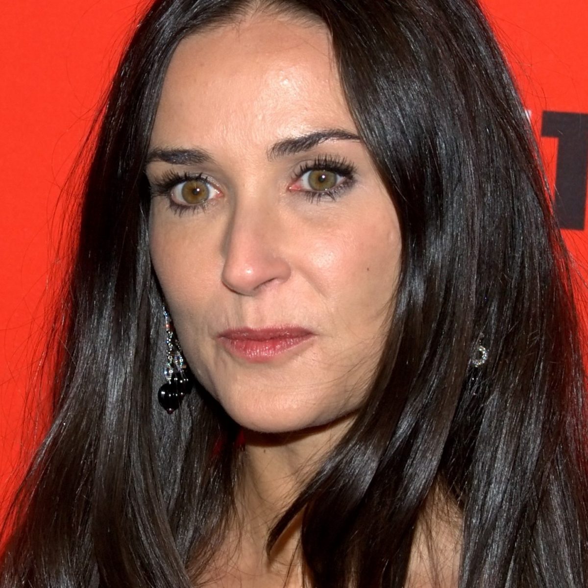 Η Demi Moore εκπλήσσει με την εμφάνισή της στην πασαρέλα του οίκου Fendi