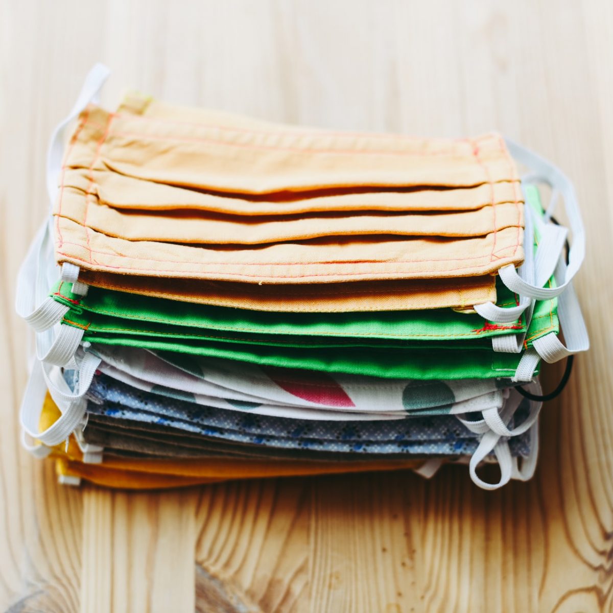 Γιατί οι νέες οδηγίες λένε πως πρέπει να φοράμε διπλή μάσκα;