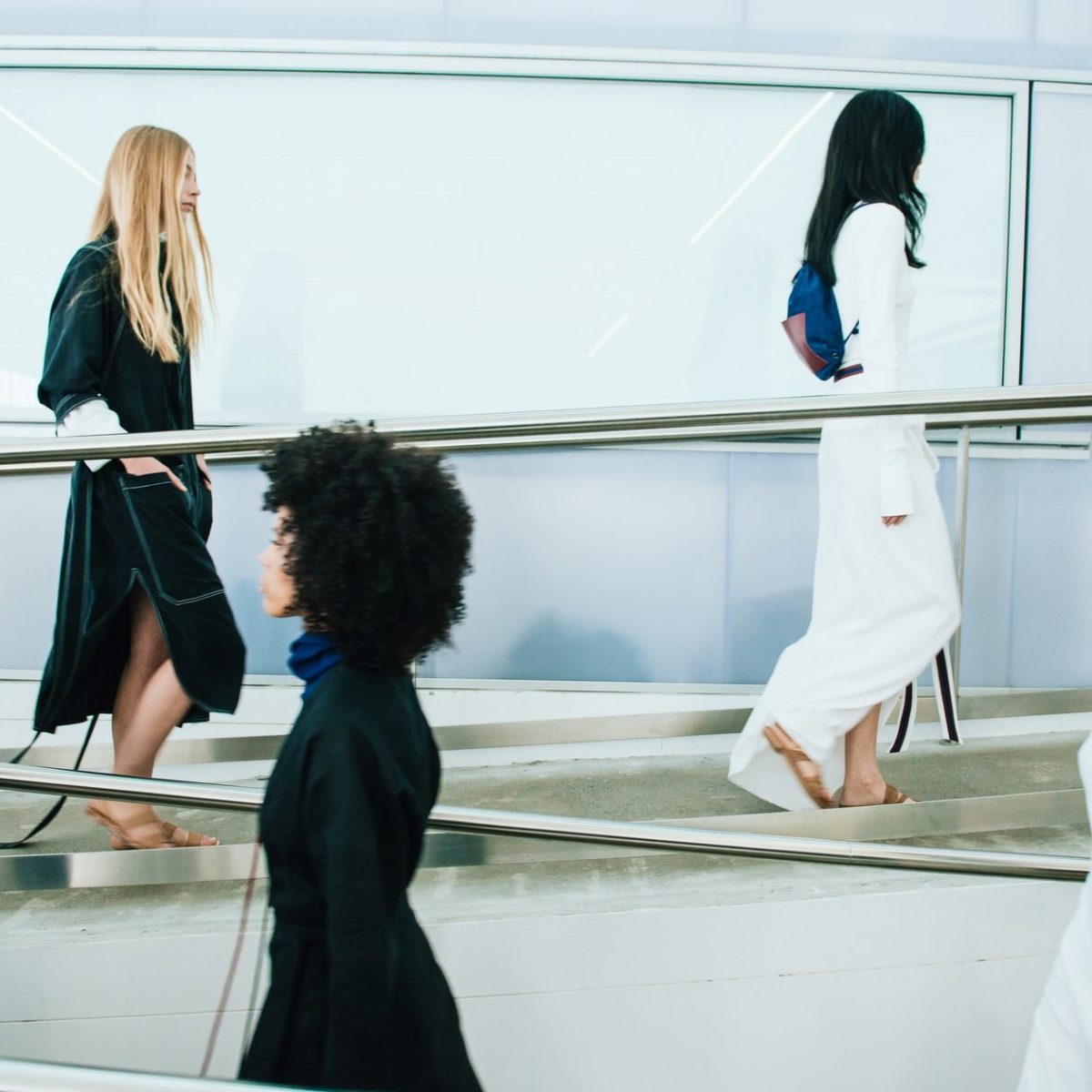 Alexander McQueen και Balenciaga καταργούν τη γούνα από τις συλλογές τους