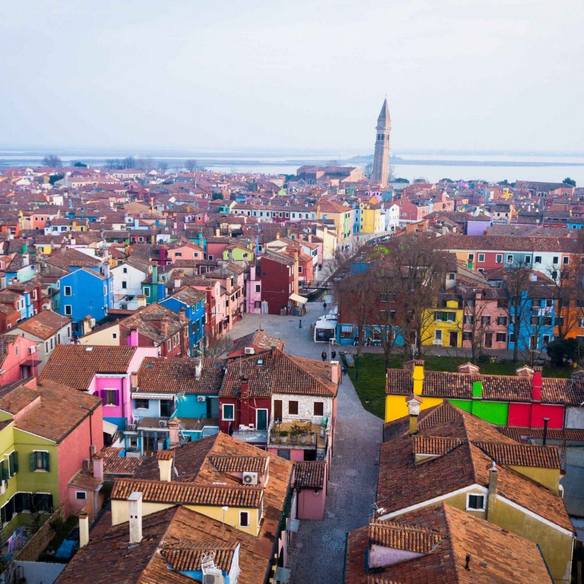 6 πόλεις που θα σε μαγέψουν με τα χρώματά τους