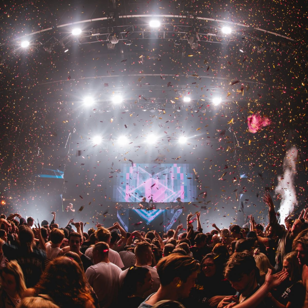 Η Τετάρτη σε 2’: Συνεδριάσεις, καλά νέα από την Αμερική και το μέλλον των συναυλιών