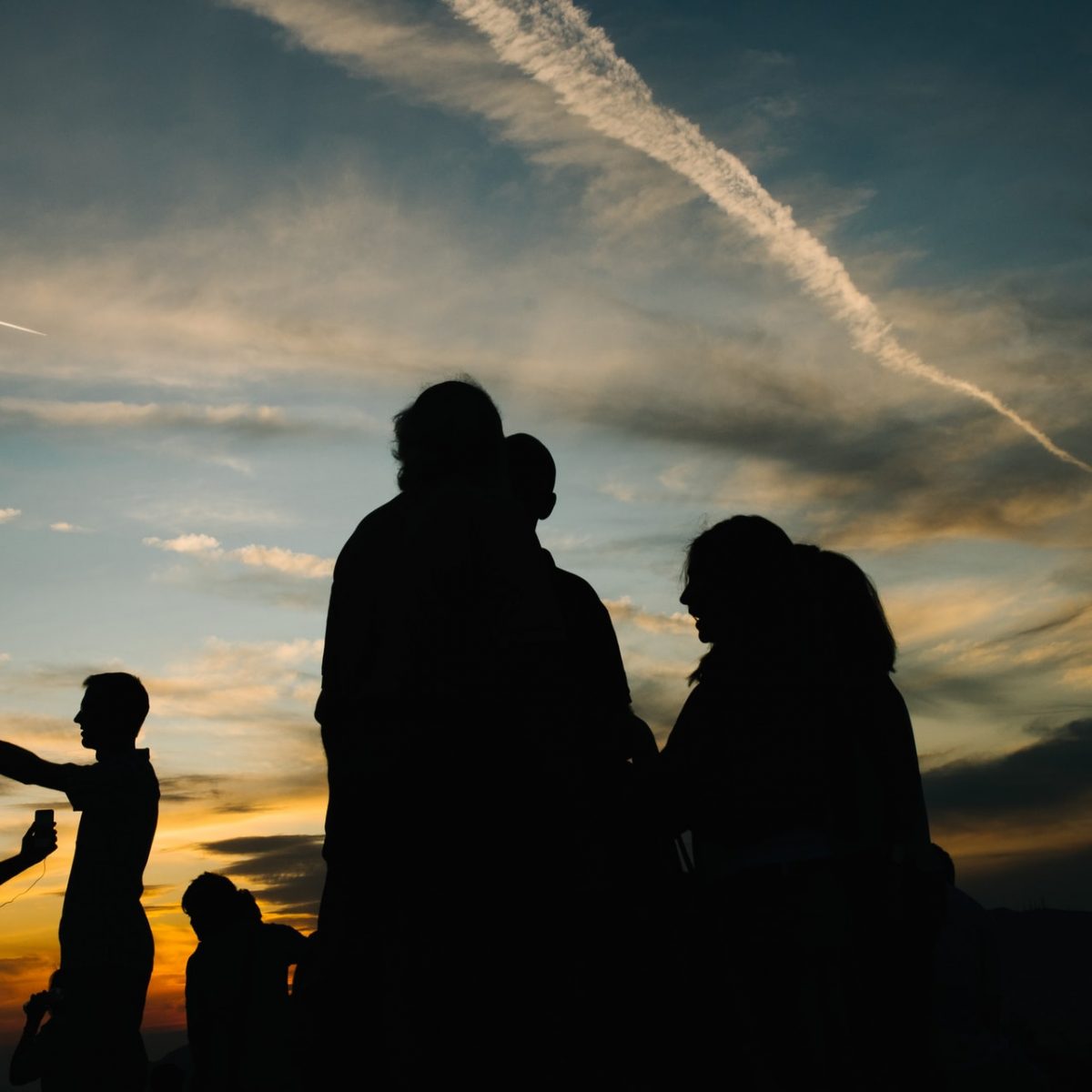 Τι πρέπει να ξέρεις για σήμερα: Οι 30-39 εμβολιάζονται και το «ροζ» φεγγάρι κάνει την εμφάνισή του