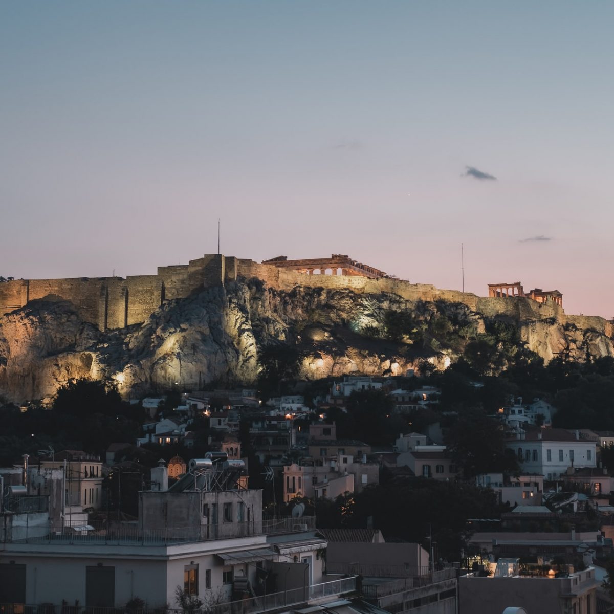 Η Πέμπτη σε 2’: Απεργίες, τριπλή διεθνής διάκριση για την Ακρόπολη και μία ιστορική απόφαση για τα εμβόλια