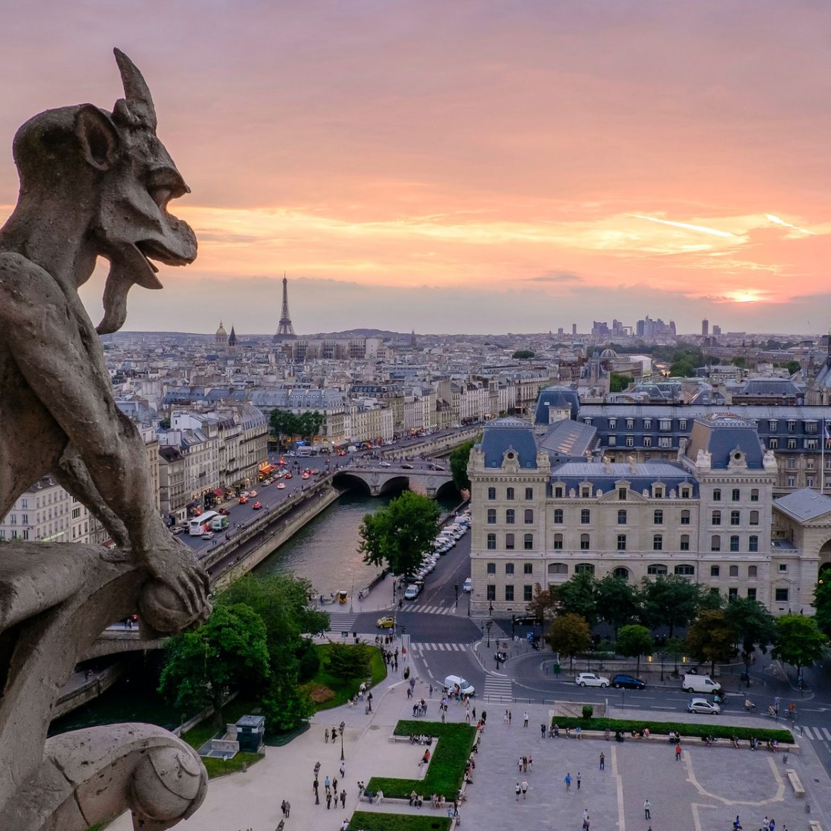 Τα Γκαργκόιλ της Παναγίας των Παρισίων ζητούν να τα υιοθετήσεις!