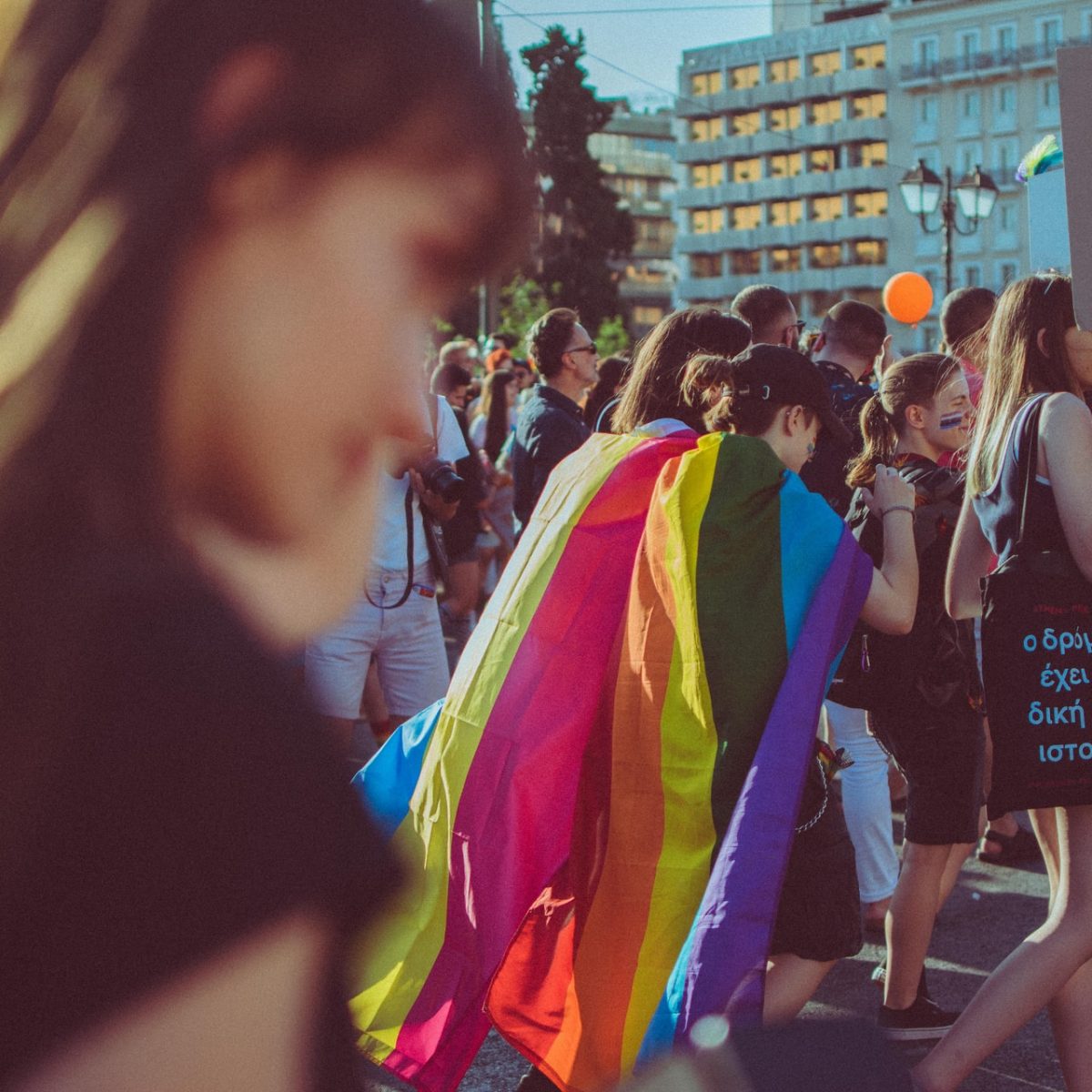Τι συμβαίνει σήμερα: Ένας αέναος κύκλος βίας, η Παγκόσμια Ημέρα κατά της Ομοφοβίας και η επανεκκίνηση του West End