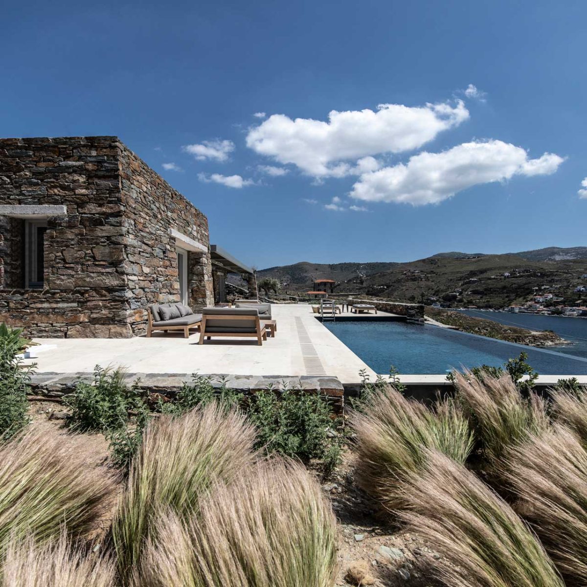 Αυτές οι βίλλες στo Bουρκάρι της Κέας μπερδεύονται τέλεια με το άγριο τοπίο!