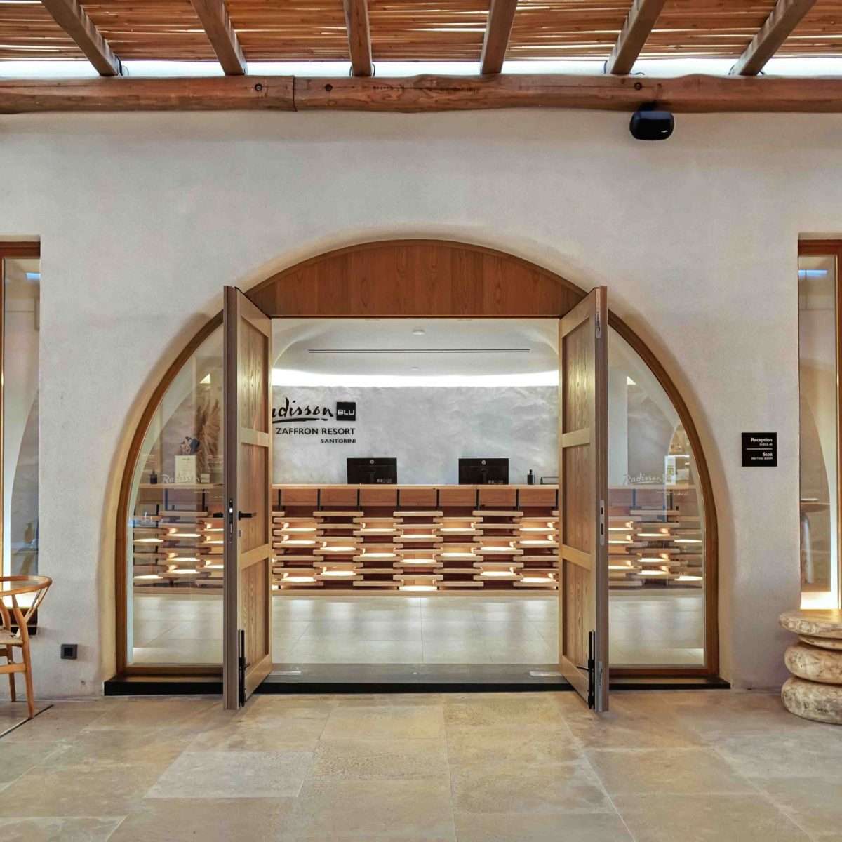 Ένα νέο ξενοδοχείο στο Καμάρι της Σαντορίνης βάζει το boho-chic στη κυκλαδίτικη αρχιτεκτονική!