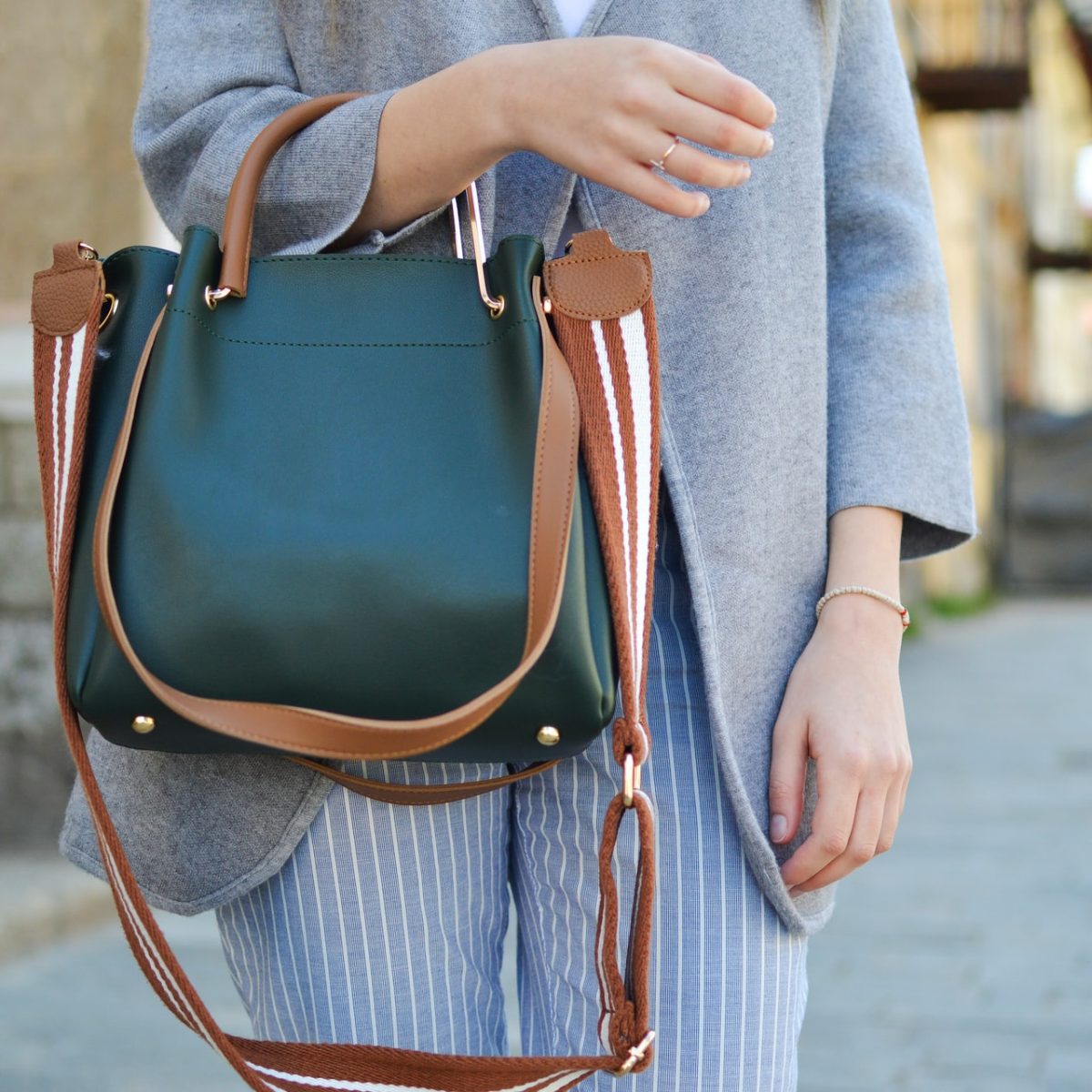 Τώρα είσαι στη μόδα, μόνο αν έχεις μεταχειρισμένη τσάντα!