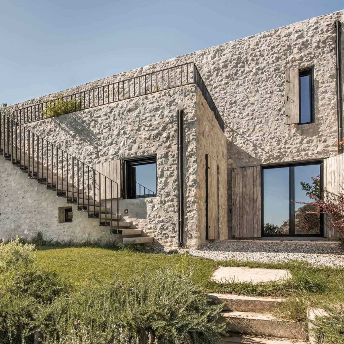 Κόρινθος: Ένα σπίτι στην Καλαμιά κρύβει την πολυτέλεια μέσα σ’ ένα πέτρινο στάβλο!