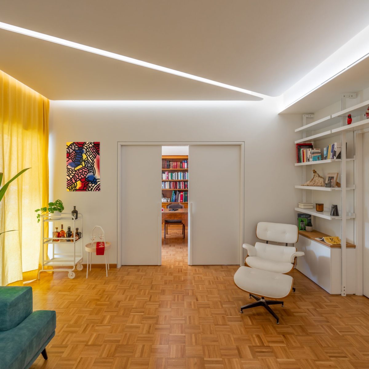 Ένα διαμέρισμα στην Αργυρούπολη έχει την πιο περίεργη πρισματική νησίδα στην κουζίνα!