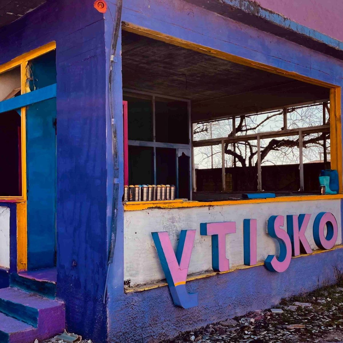 Ένα εγκαταλελειμμένο γραφείο στην Εύβοια μετατράπηκε στην πιο πολύχρωμη ντισκοτέκ!