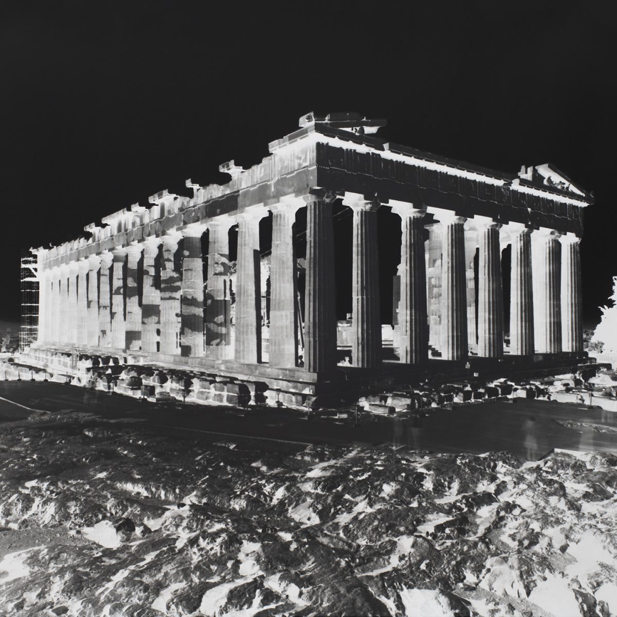 Η Vera Lutter απαθανατίζει αρχαίους ναούς της Αττικής με χειροποίητη φωτογραφική μηχανή!