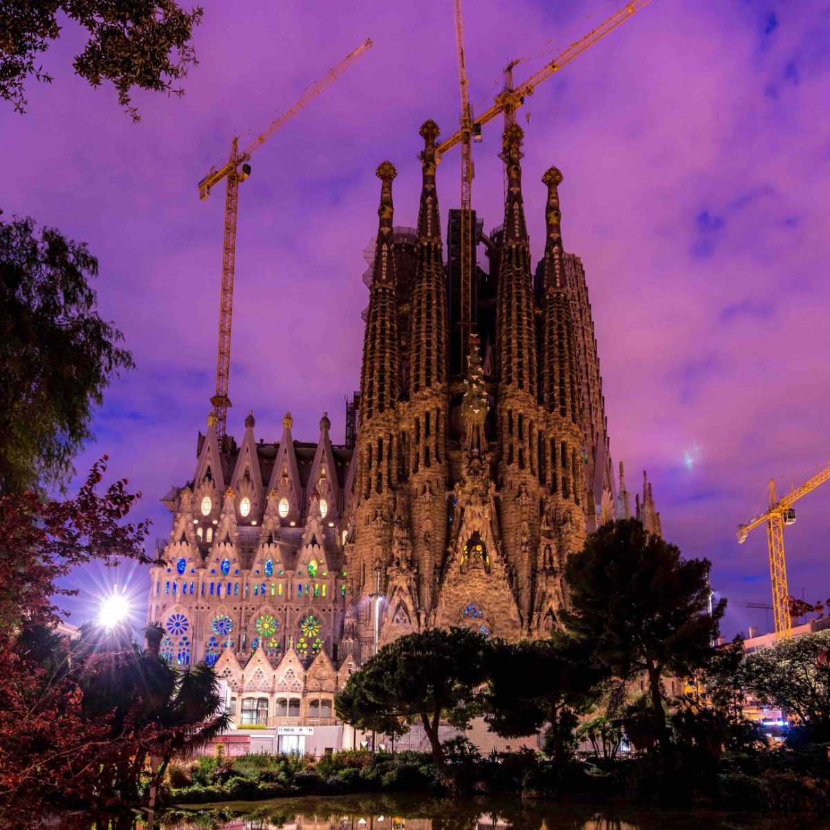 Βαρκελώνη: Η εκκλησία του Gaudi, που ήταν για 140 χρόνια υπό κατασκευή, έχει σχεδόν ολοκληρωθεί(;)