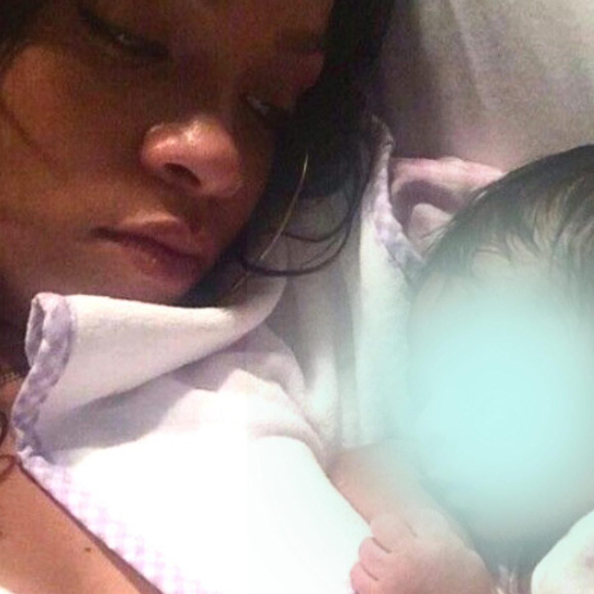 Φωτογραφίες στο instagram (ισχυρίζονται πως) δείχνουν την Rihanna στο μαιευτήριο με τον γιό της!