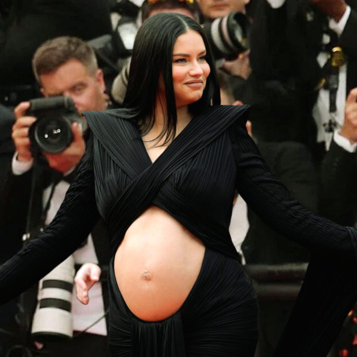 Η Αdriana Lima αποθεώθηκε στις Κάννες δείχνοντας την εγκυμοσύνη της – Περιμένει αγόρι