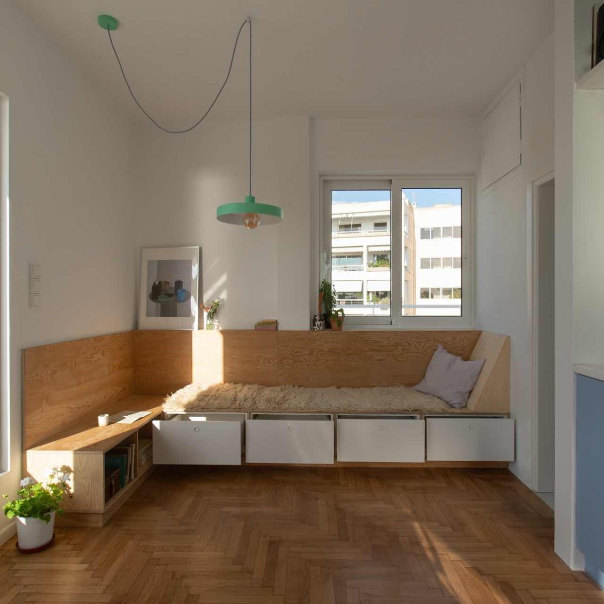 Η ανακαίνιση ενός μικροσκοπικού διαμερίσματος στον Άλιμο βασίστηκε σε πολυχρηστικά έπιπλα!